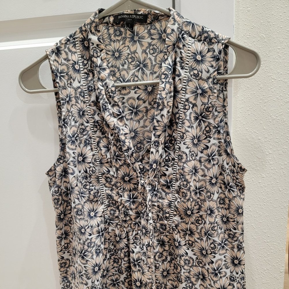 Banana Republic Sleeveless top- Size small